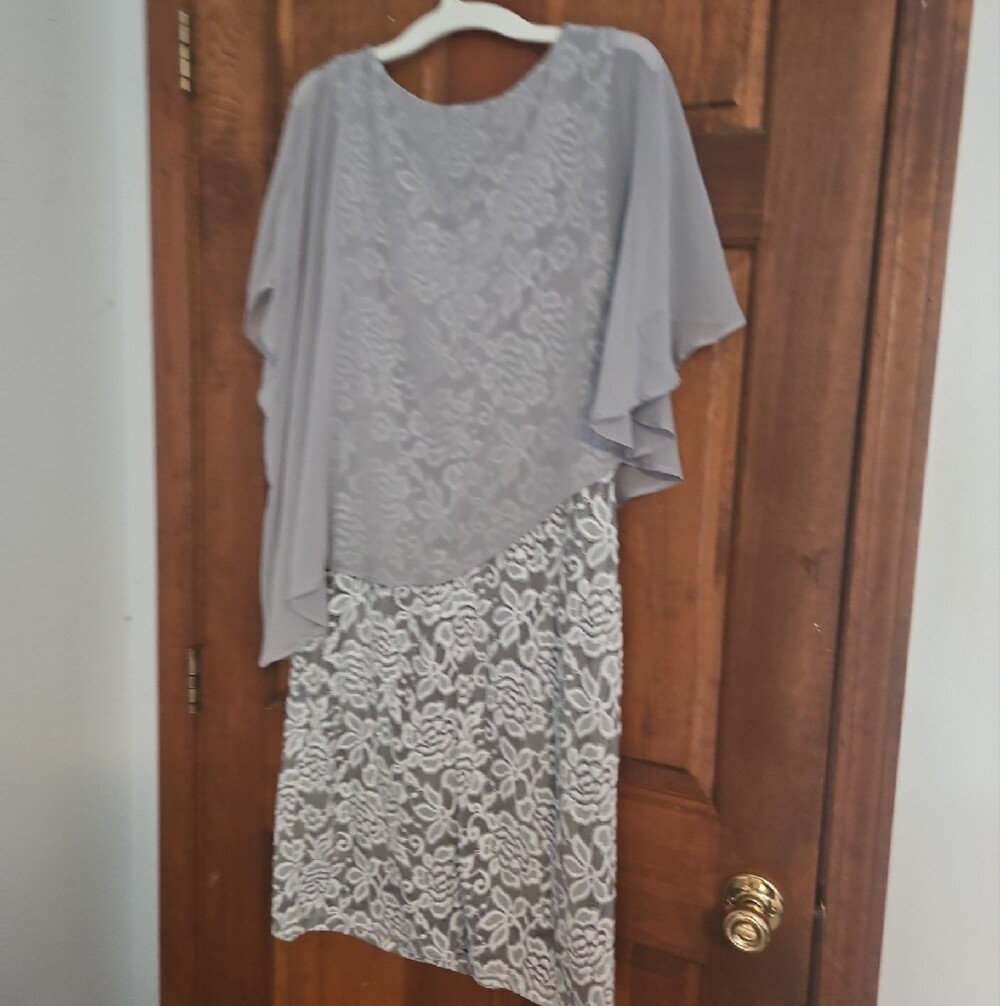 Ronni Nicole RN Studio Crew Neck Dress in Light Gray Floral With Chiffon Overlay - Picture 5 of 5